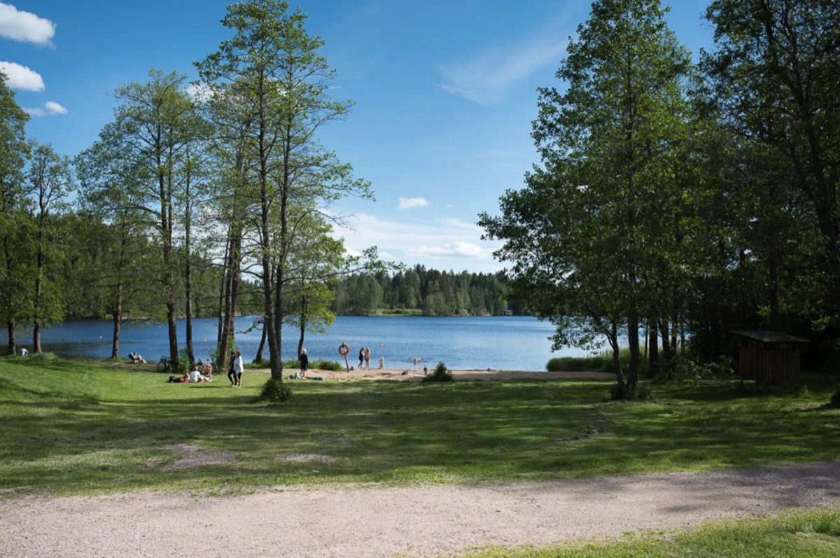Luukin uimaranta järven rannalla Espoossa